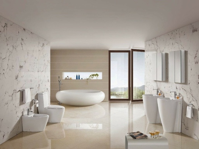 højglans fliser badeværelse rundt karbad moderne design
