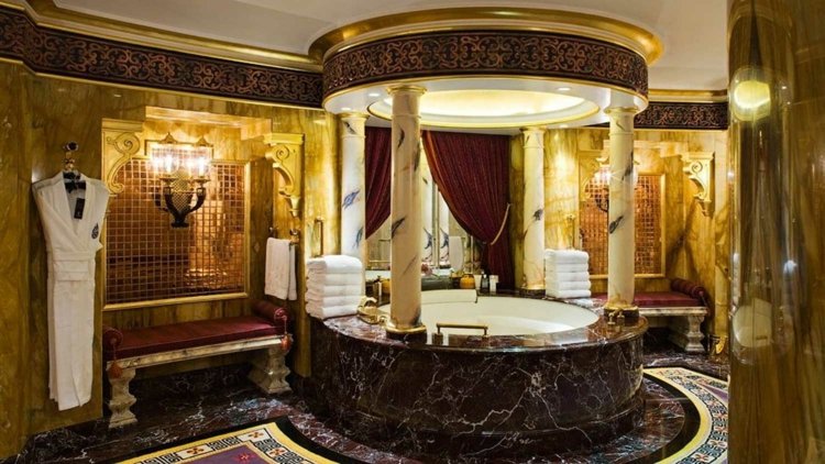 orientalsk luksus badeværelse marmor guld stil badekar rundt
