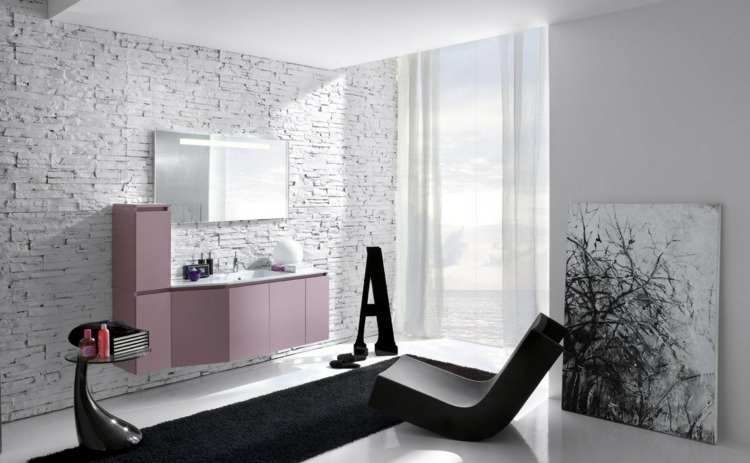 Badeværelse ideer lyserøde badeværelsesmøbler malerier tæppe natursten væg
