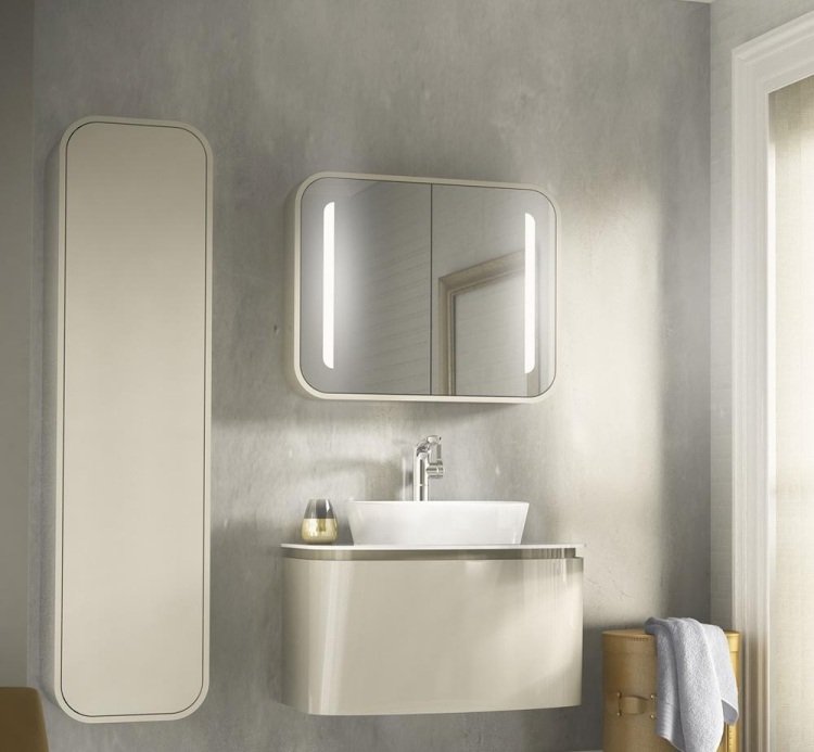 badeværelse-spejl-dea-ideel-standard-afrundet-belysning-hvid-væggrå