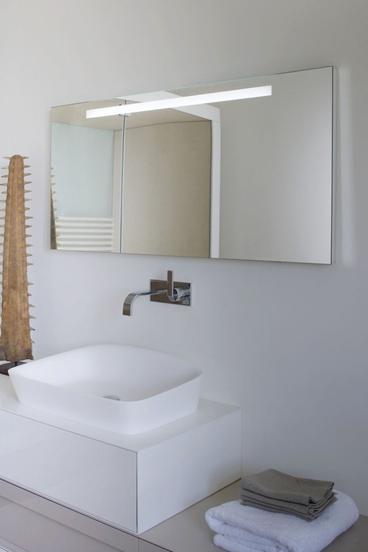 badeværelse-spejl-arlex-design-neon-tape-vægmontering-belysning-vask-hvid-hane
