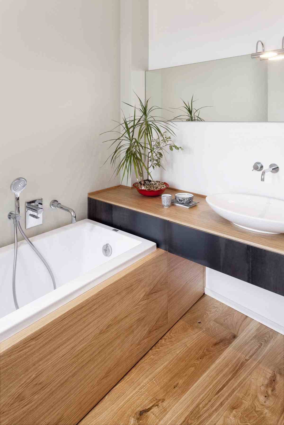 træbeklædning som hovedelement i badeværelset med badekar og håndvask