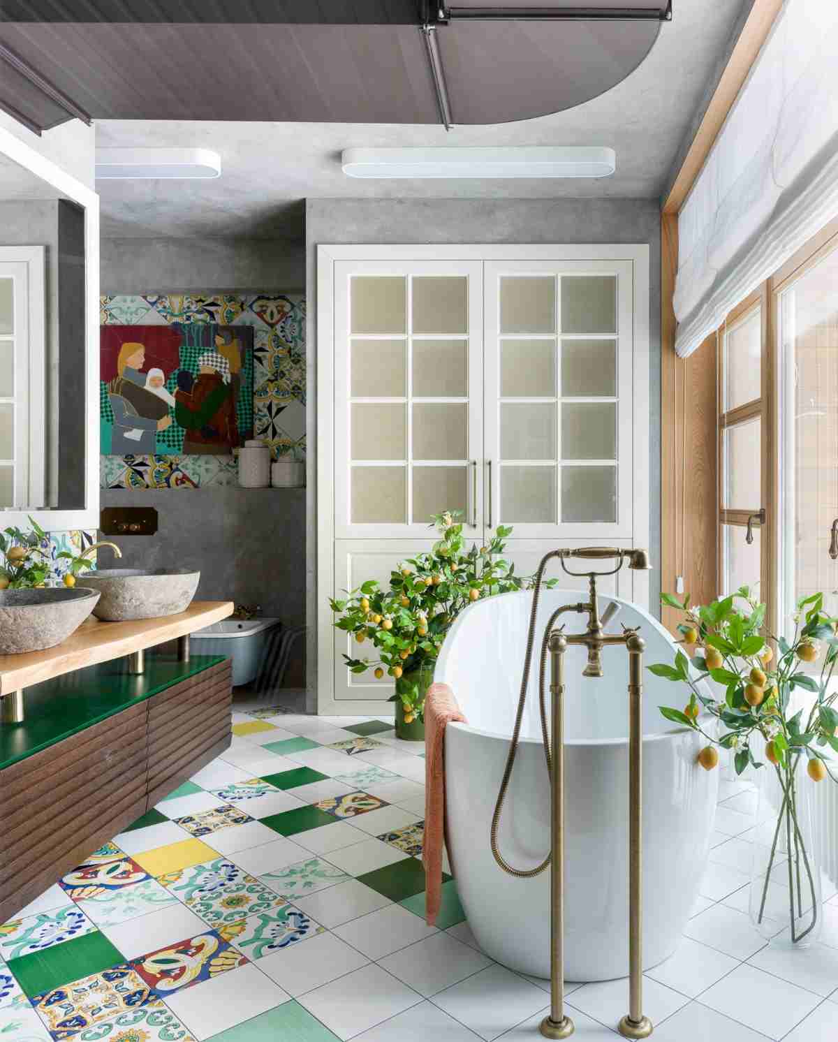 eklektisk badeværelse hvidt træ og fritstående badekar med grønne planter