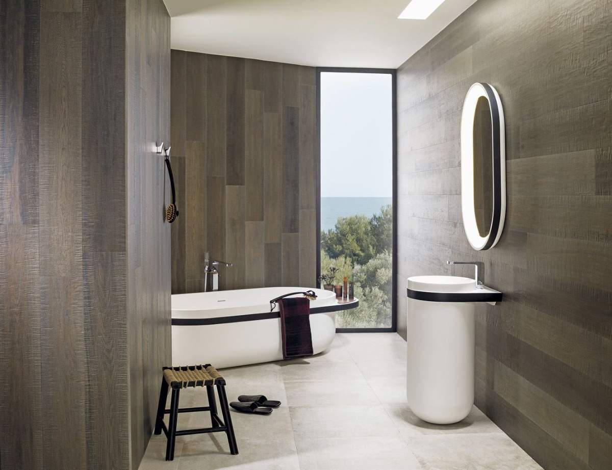 minimalistisk design med laminat, der klæber til væggen i badeværelset hvidt træ