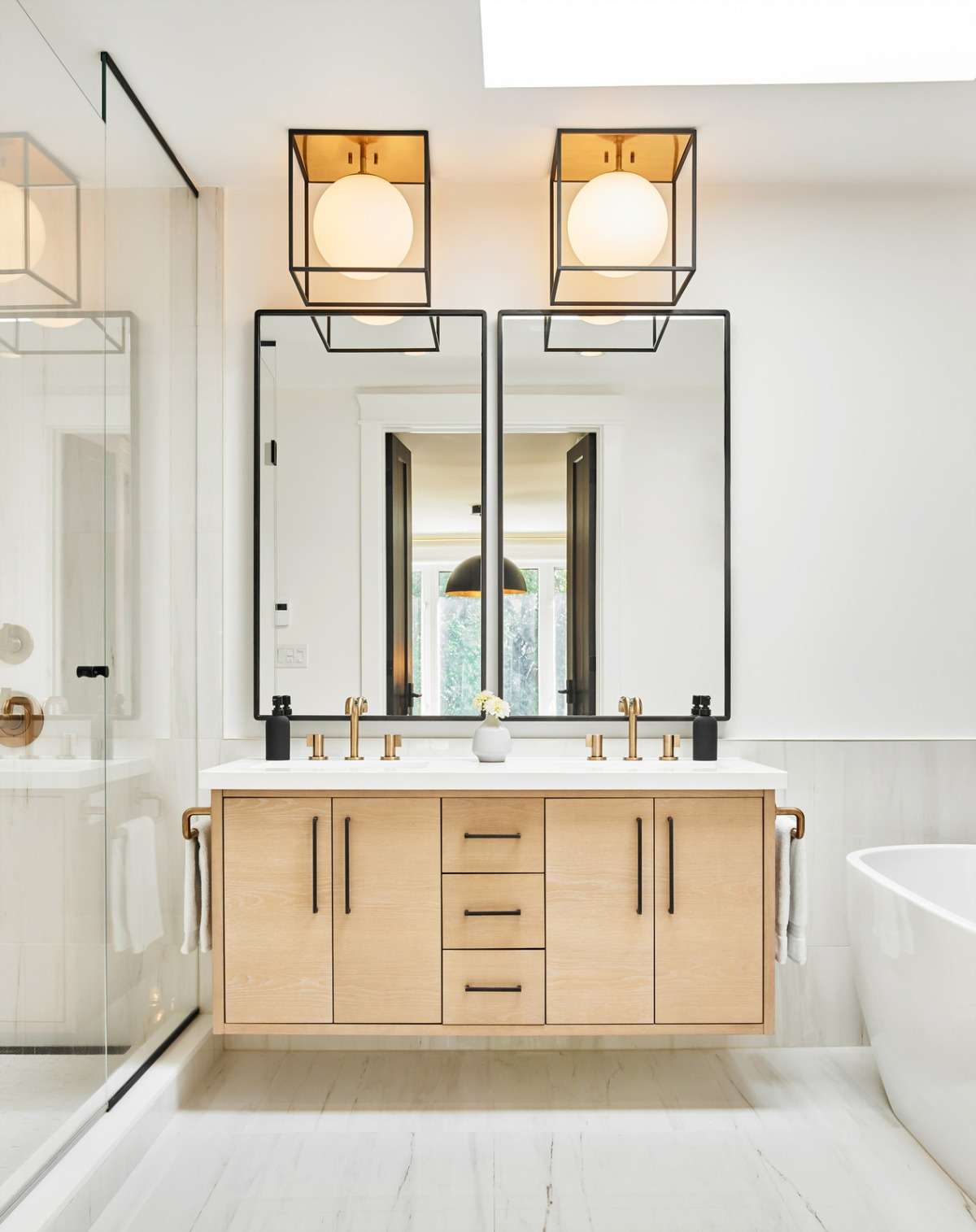 lige linjer og elegant design på badeværelset hvidt med træ og sort stel
