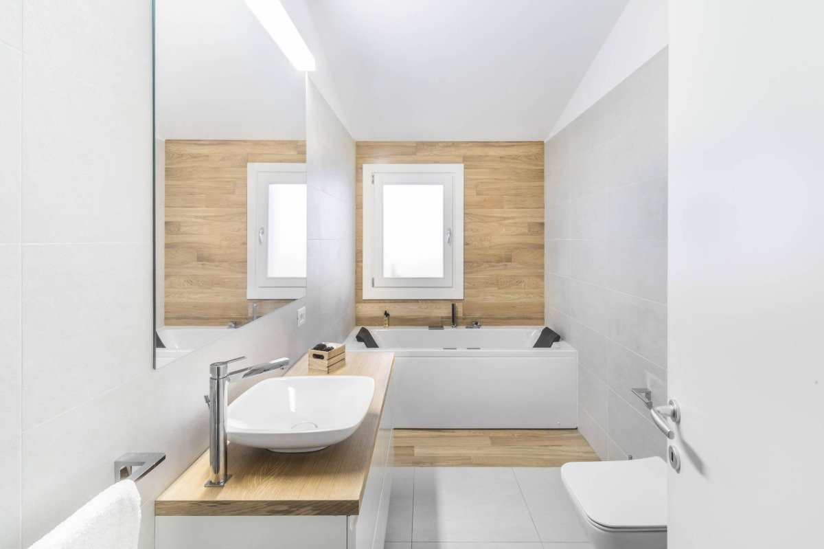 vinduer i badeværelset kombineres hvidt træ med minimalistisk design