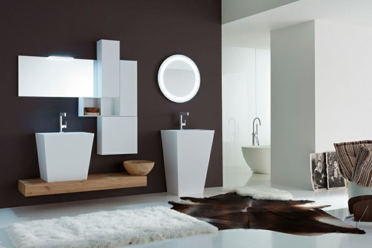 moderne badeværelse hvidt højt skabsspejl omkring håndvask fritstående