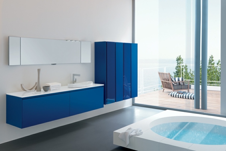 Badeværelsesmøbler træblå højglansfronter spejl lang