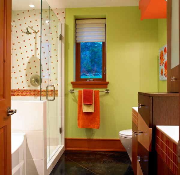 grønne vægge orange håndklæder lille brusekabine