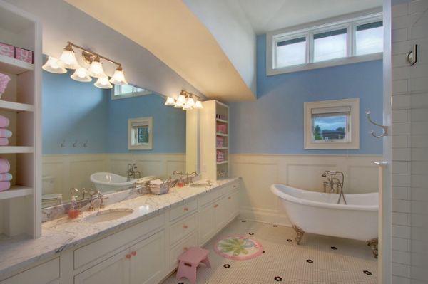 Himmelblå hvid kølig klassisk indretning fritstående badekar