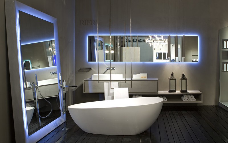 Badeværelse spejl-belysning-ideer-design-værelse planlægning-badekar-Rifra