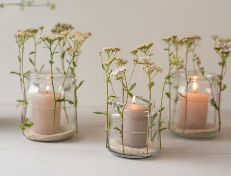Lav simple lanterne som altanpynt selv med glas, tråd og blomster