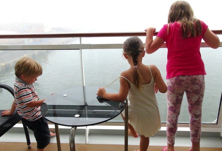 Lav en balkon-børnesikker-glas-rækværk-udsigt-udenfor-børn