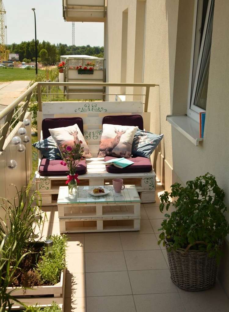 hvid balkon sofa palle sofabord glasplade