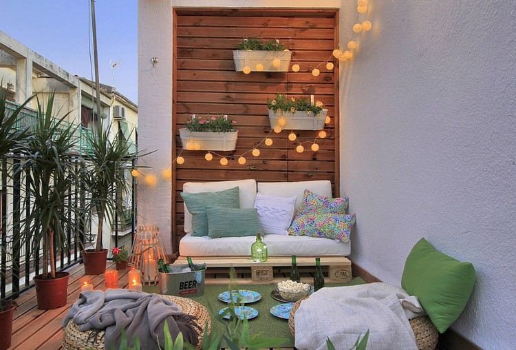 romantiske ideer balkon sofa palet belysning