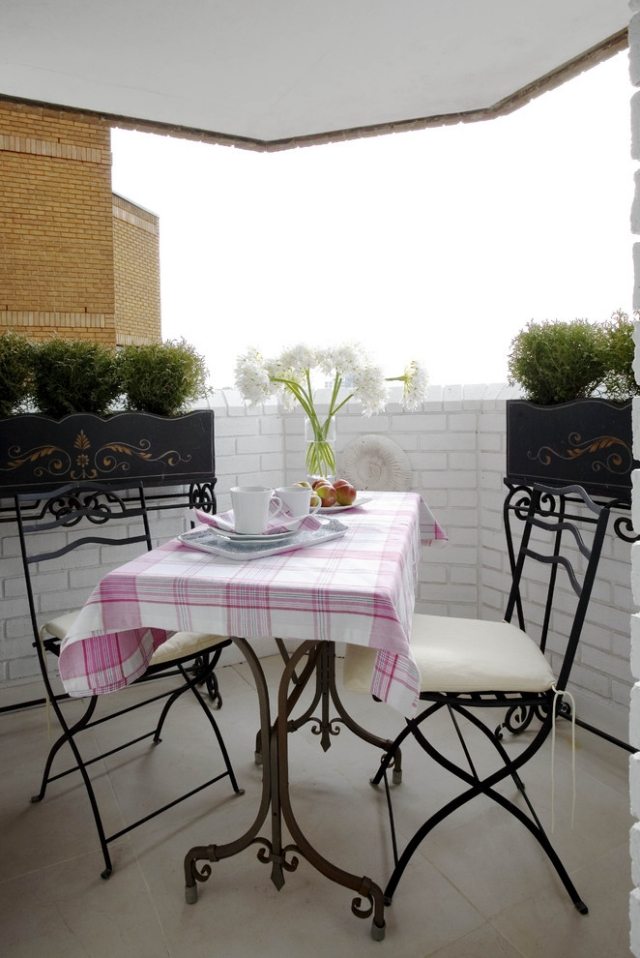 klassisk smuk lyserød hvid borddæksel metal stole
