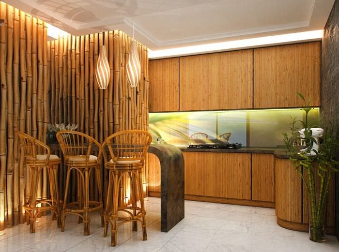 strop s bambusom v interiéri kuchyne