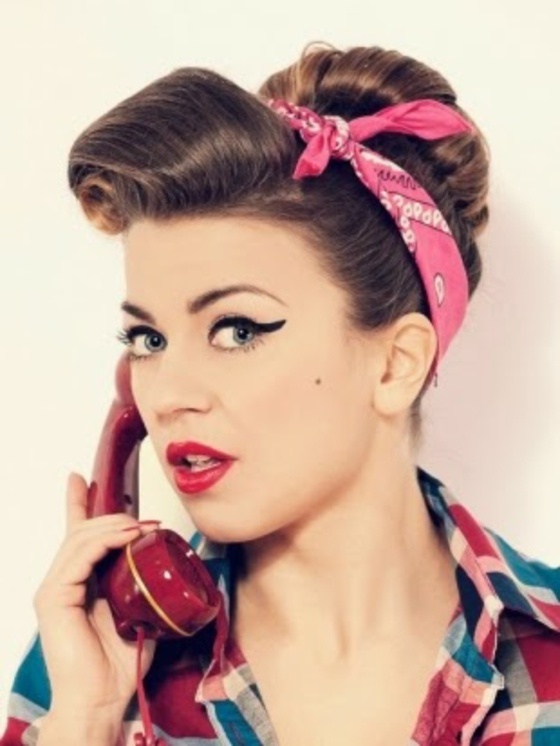 Pin-up-frisure-med-bandanna-retro-stil