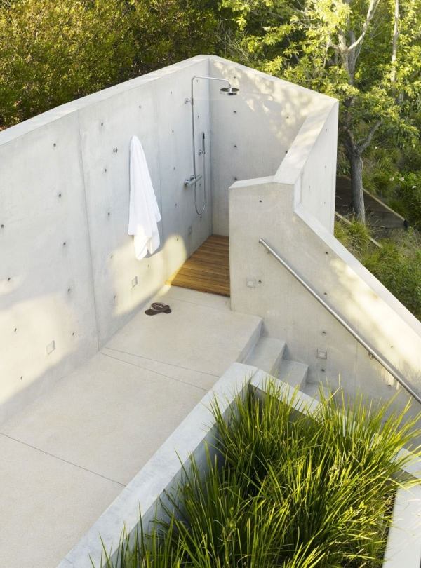 Udenfor bruser minimalistisk hvid betontrappe i haven