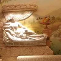 ljusa sovrum med en bas-relief bild