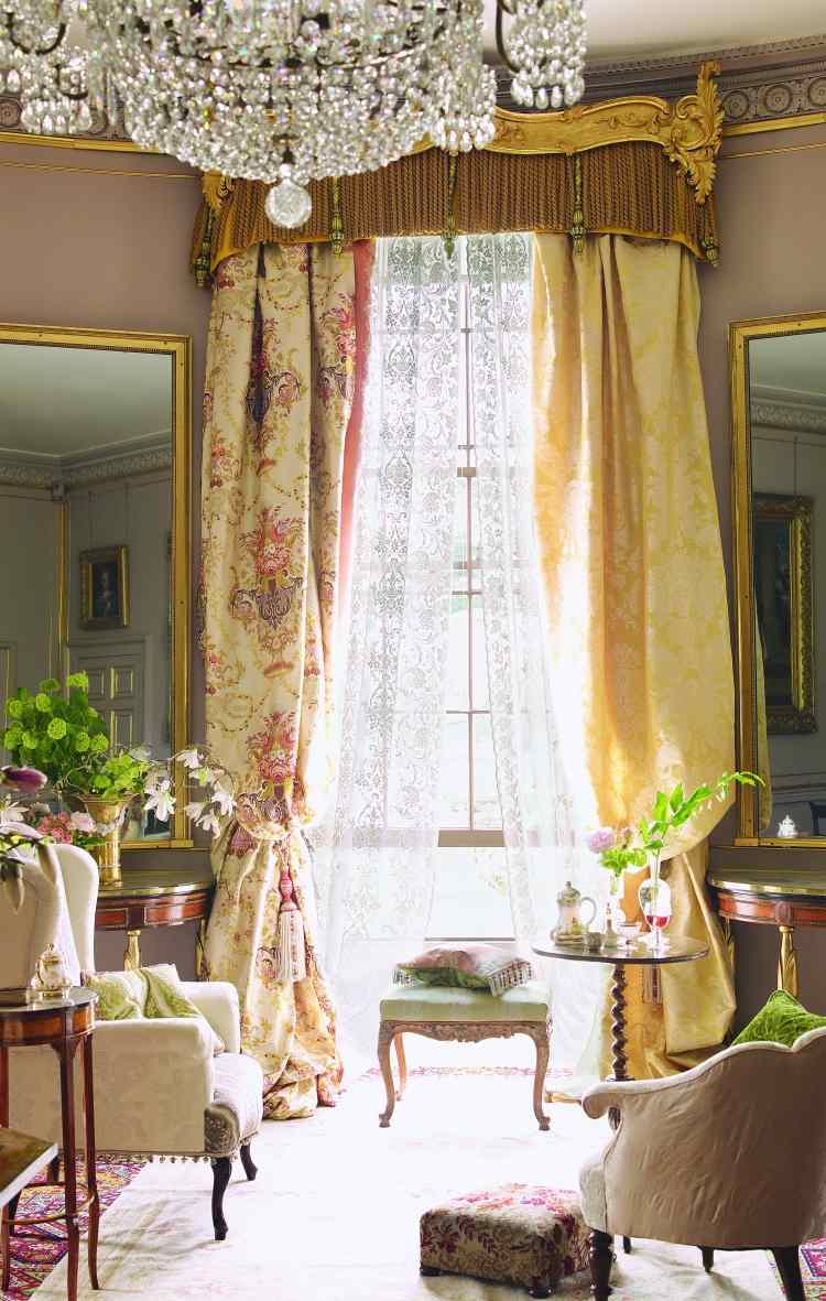 barok-møbler-moderne-lysekrone-vingestol-gardiner-guldkanter