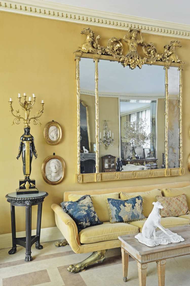 barok-møbler-moderne-gul-sofa-spejl-stuk-udskæring-deco