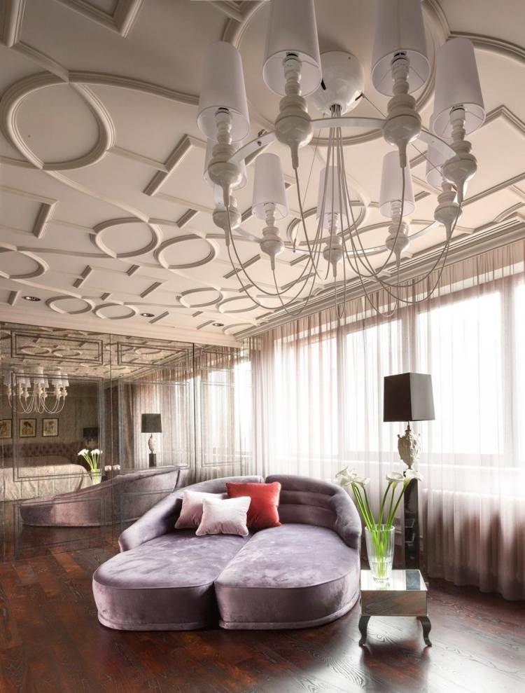 barok-møbler-moderne-parket-gulv-loft-hvid-stuk-lysekrone-daybed