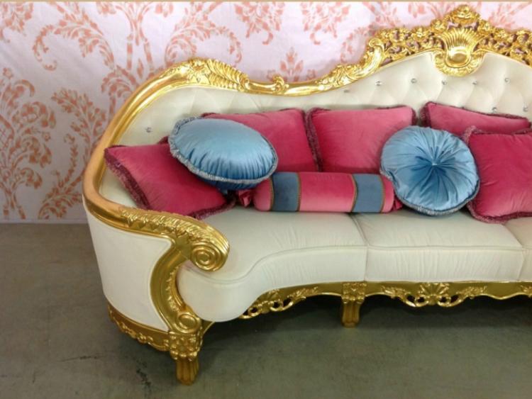 barok-møbler-moderne-canape-guld-udskæring-puder-pink-blå-tapet