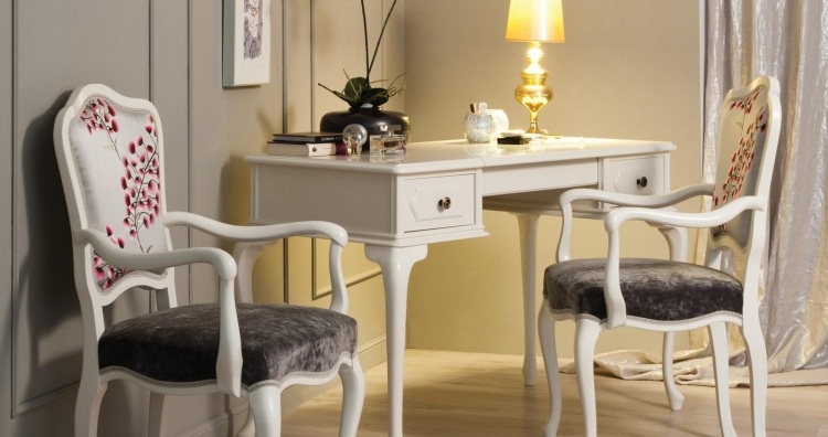 barok-lænestol-møbler-moderne-hvide polstrede stole-konsol bord-bordlampe-toiletbord
