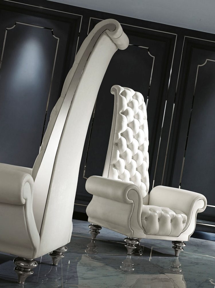 barok-møbler-moderne-lænestol-hvid-tuftet-læder-ben-sølv