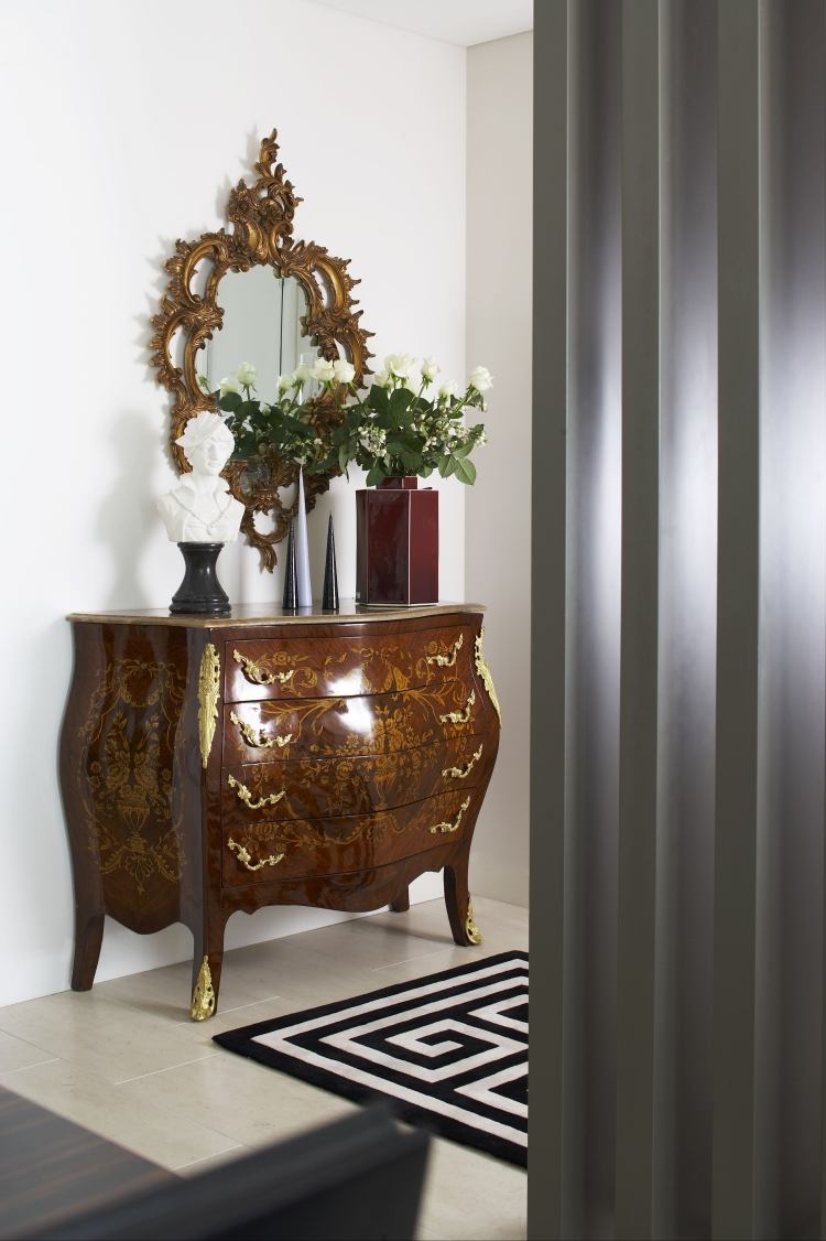 barok-møbler-moderne kommode-antik-spejl-blomster-dekoration-gang
