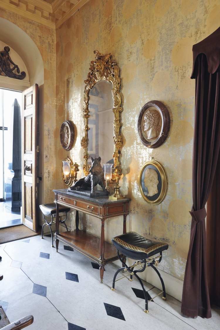 barok-møbler-moderne-skænk-hal-spejl-guld-billeder-relief