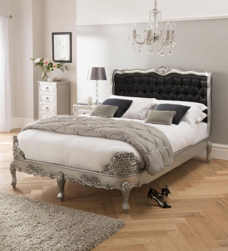 Barokmøbler -soveværelse-moderne-seng-sølv-hvid-grå-monokrom-lysekrone-krystal