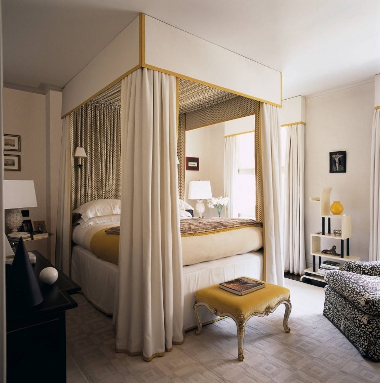 Barokmøbler -soveværelse-moderne-hvid-gul-fløjl-polstret-himmelseng
