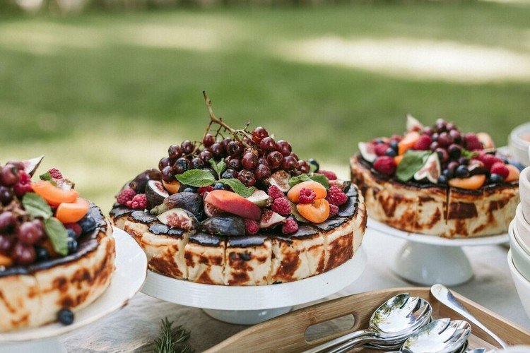 Baskisk ostekage dekoreret med frugt til festlighederne