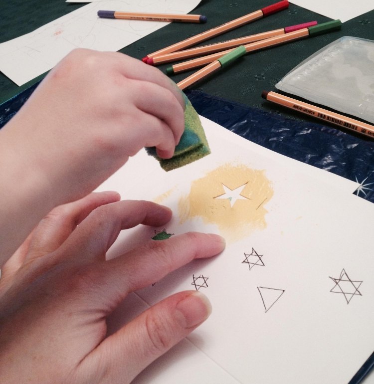 håndværk-ideer-børn-julekort-stempel-gør-det-selv-hjælp-forældre-børns hænder