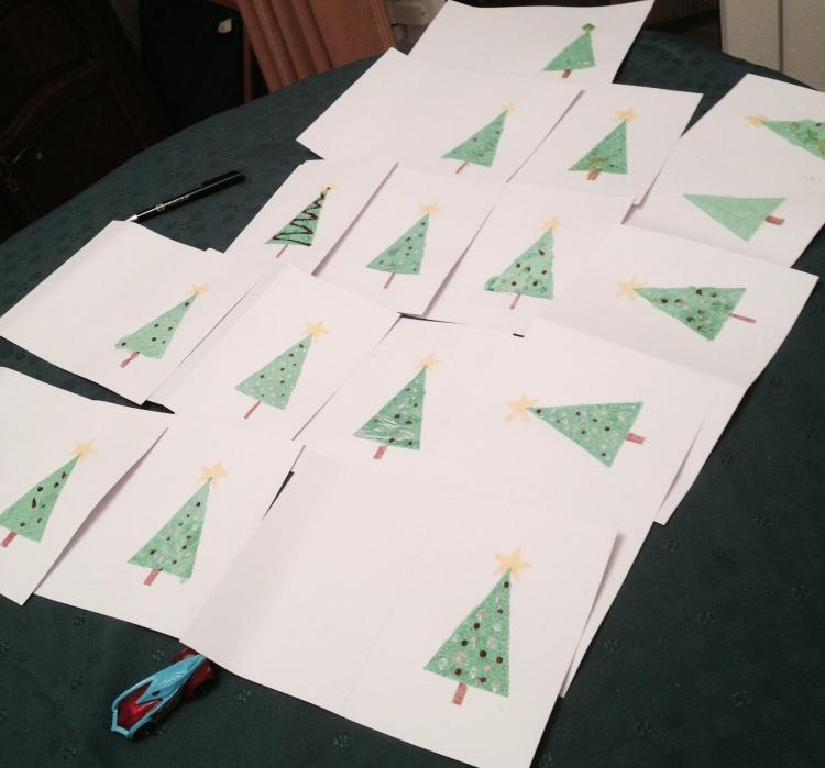 håndværk-ideer-børn-julekort-juletræer-maleri-frimærke-design