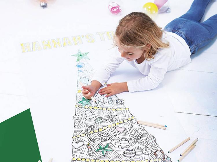 håndværk-ideer-børn-julekort-farvelægning-juletræ-plakat-stor-pige
