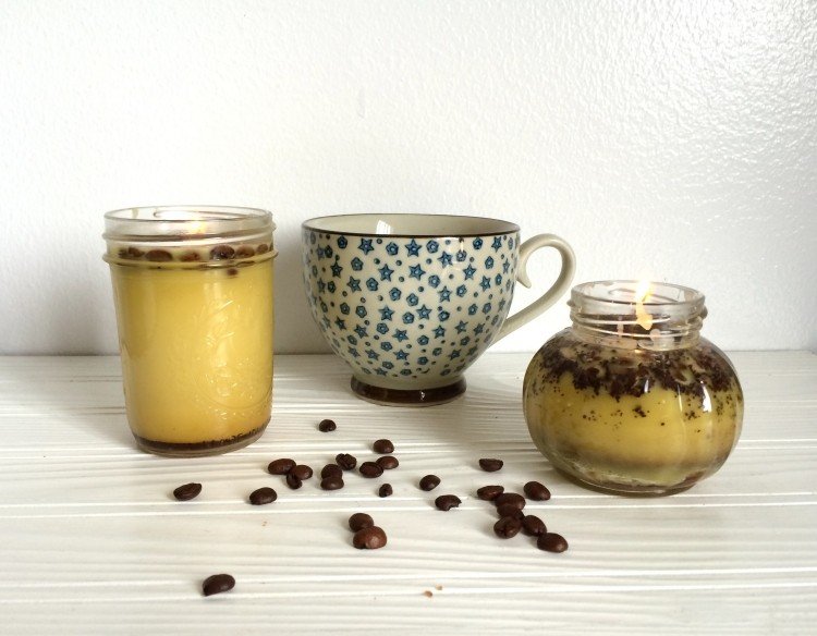 Håndværk-ideer-kaffebønner-stearinlys-instruktioner-gul-tekop-konserverings-krukke