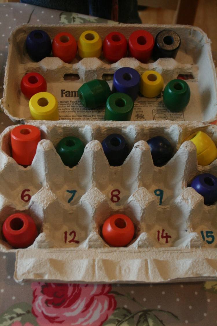 tinker-æg-kartoner-småbørn-spil-farver-tal-træ-perler