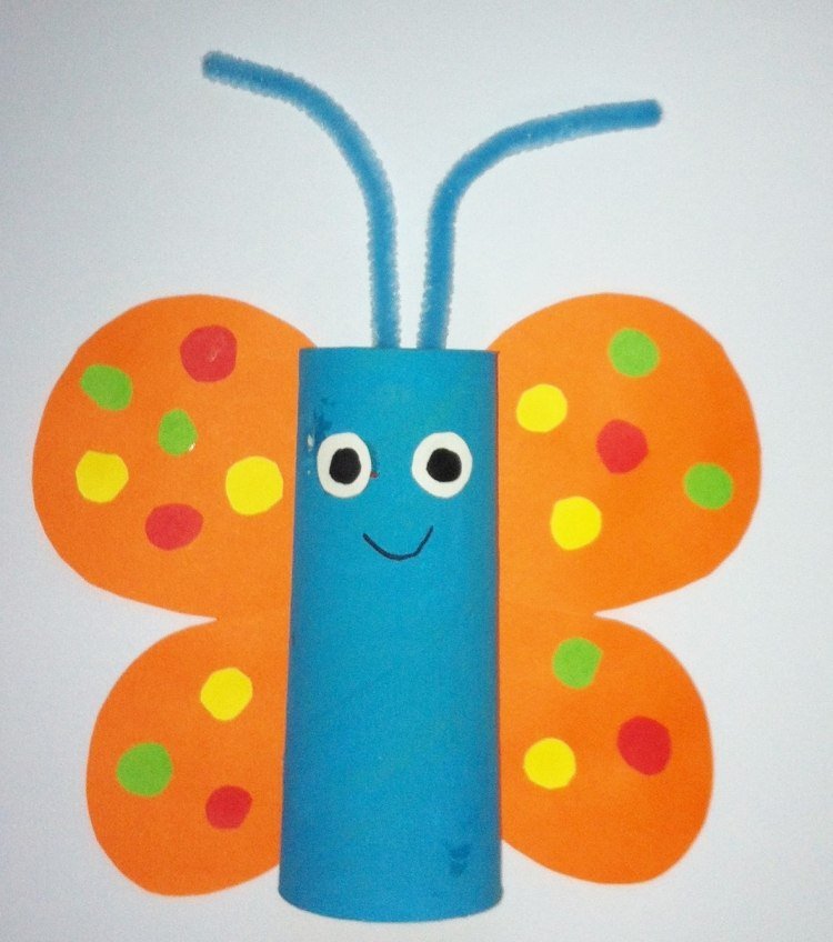 Håndværk med børn-påske-toilet-rulle-sommerfugl-orange-blå