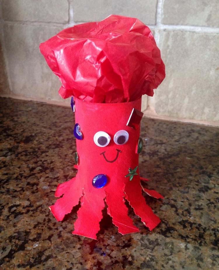 tinker-med-børn-påske-toilet-papir-ruller-pink-blæksprutte