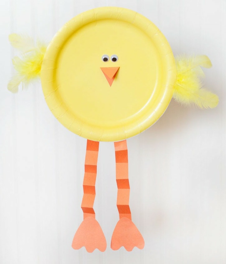 tinker med småbørn påske-idé-kyllinger-papir-tallerkener-fjer-papir