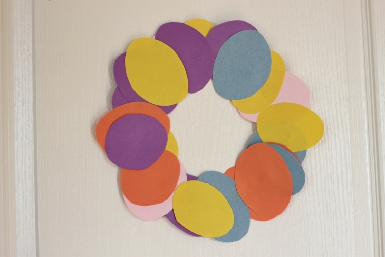 kunsthåndværk med små børn påskekrans-idé-æg-papir-farverigt-klip