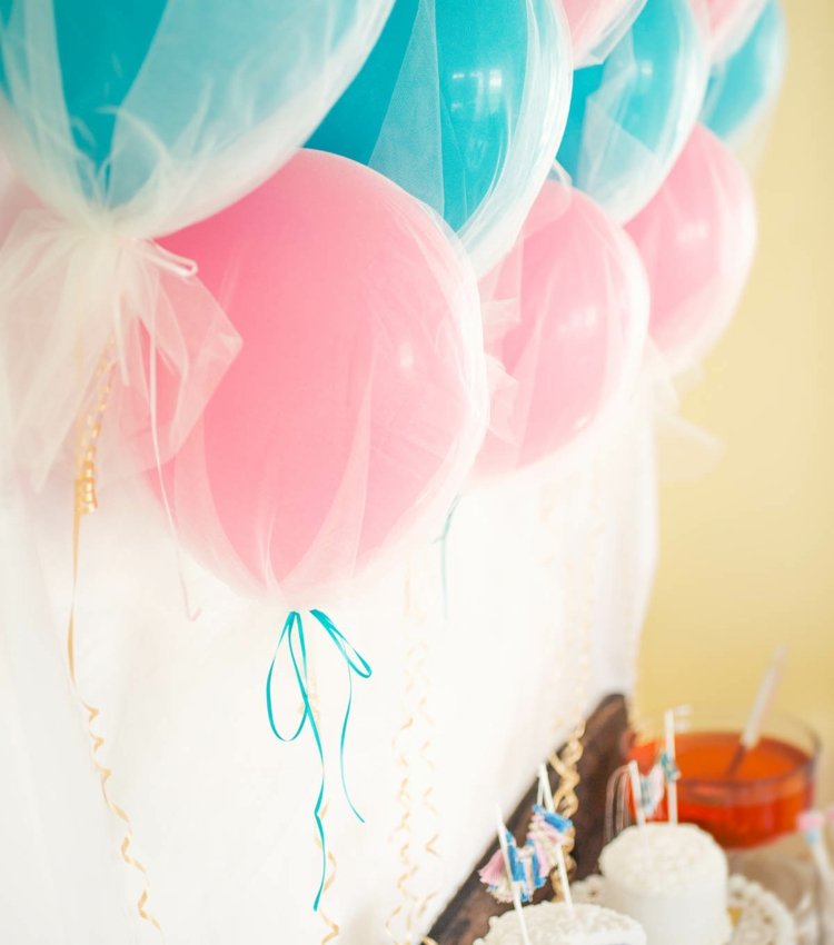 tinker-balloner-dekoration-bryllup-tillykke med fødselsdagen-tuell-hvid-blå-pink