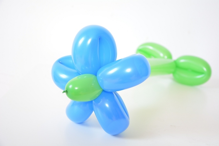 Grønne og blå balloner til hjemmelavede blomster - let håndværksidé for voksne og børn
