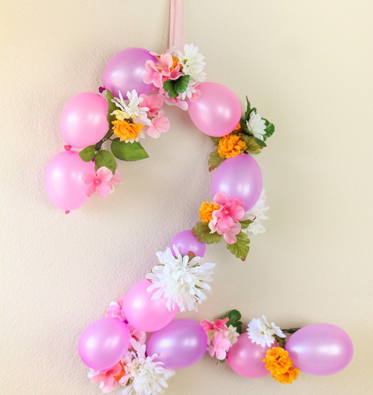 Lav selv nummer med balloner og kunstige blomster til en fødselsdag