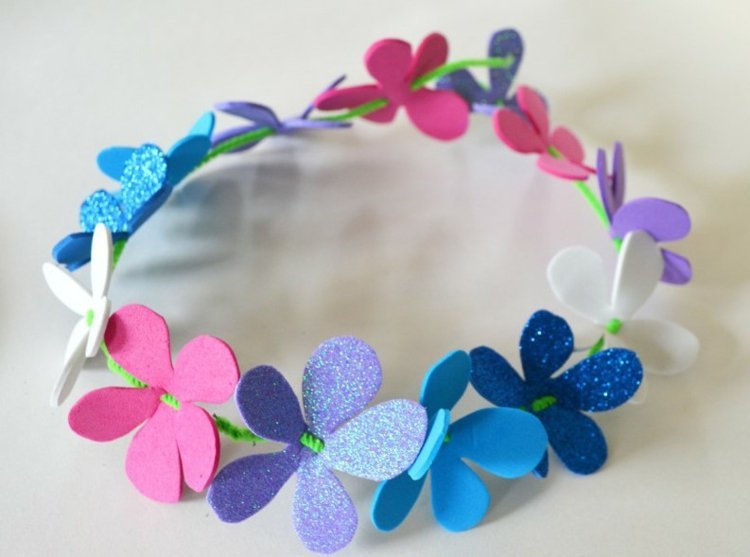 Håndværk med skumgummi børn-forår-DIY-pige-blomst-krans-piberenser