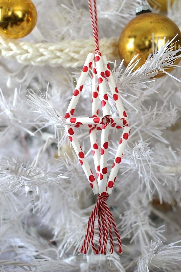Diy Himmeli diamantformede geometriske figurer hvide røde prikker julepynt