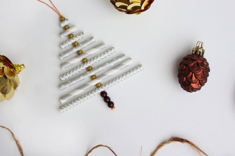 tinker med sugerør DIY julepynt lav papir halm tinker ideer julepynt træk træperler bolde op